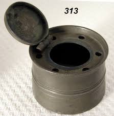 Encrier Cuve Corps Cylindrique Ceinture A1 Bourrelet A L Imitation De La Boissellerie Couvercle Charniere Ouvrant Sur Le Reservoir D Encre En V Pewter Tin