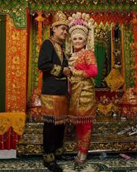 Dengan luas 58.375 km persegi, aceh adalah daratan yang paling dekat dengan episentrum gempa bumi di samudra hindia, yang di tahun 2004 menelan korban jiwa sebanyak 170.000 orang. 62 Model Baju Adat Aceh Dan Keunikan Paling Bagus Modelbaju Id