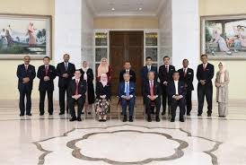 Senarai menteri kabinet 2018 ada dibawah ini , mungkin kelak korang time interview dapat soalan kot ada berkaitan dengan ini , boleh le jawap yee. Mahathir Umum Potongan Gaji Menteri Kecilkan Sektor Awam Beritabenar