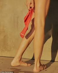 Полное имя — сэльма блэр бейтнер (selma blair beitner). Selma Blair Highlights Her Trim Figure In Coral Underwear For Breast Cancer Awareness Month Aktuelle Boulevard Nachrichten Und Fotogalerien Zu Stars Sternchen