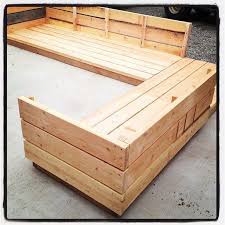 This sofa is two corner units, one armless middle unit and one ottoman. Platform Outdoor Sectional Diy Outdoor Furniture Pallet Furniture Outdoor Furniture Diy