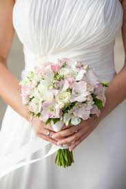 Wer seiner langjährigen liebe am jahrestag seine zuneigung verdeutlichen oder blumen zum hochzeitstag verschenken möchte, kann rosafarbene nelken versenden. Der Brautstrauss In Thailand Ein Wichtiges Accessoire Der Braut
