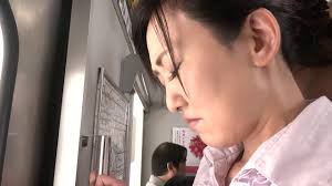 驚きと恐怖で体は硬直して声も出せない。初めての被害に遭った涼(福富りょう)は目を閉じてただ耐えることしかできなかった。そんな反応はにとって恰好の標的。涼はあえなく電車内でイカされ、逃げ込んだ駅のトイレで犯されてしまった。あれから数日。  - XNXX.COM