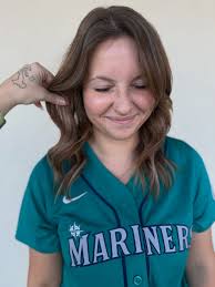 Foxy vibes with a ghostly twist — rich red-copper melting into inky black  for that fierce fox tail finish. 🔥🦊🖤 Plus that view in the sun.. ☀️  😮‍💨 • • #hair #hairstylist #