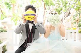 ブーケだけじゃない お顔隠しショット を二人で可愛く撮る方法はいっぱいあります にて紹介している画像 ウェディング 顔隠し 新郎 新婦
