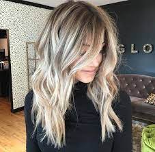 L'ombré hair blond est obtenu par une décoloration progressive des cheveux. Voici Les Meilleurs Ombre Hair Que Vous Pouvez Piquer Pour La Nouvelle Saison Cheveux Mi Long Cheveux Meche Blonde Coupe De Cheveux