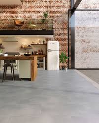 pvc vloer layred tegels betonlook stone sterk en comfortabel de perfecte vloer bij het bouwen of verbouwen van vinyl flooring luxury vinyl flooring flooring