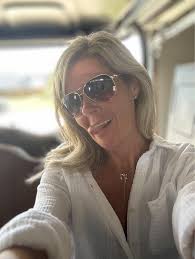 I have a senior neighbor who needs dentures. She hasn't had any teeth in  years, top or bottom (chemo & radiation from breast cancer treatments  destroyed her teeth), but she really wants