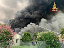 Il video vasto rogo a viserba, danni ingenti (video migliorini) Incendio Devasta Ditta Trasporto Del Bergamasco Lombardia Ansa It
