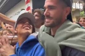 Rodrigo De Paul y Tini Stoessel revolucionaron un shopping y cientos de  personas los rodearon