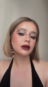 Makyaj Videoları ve Trendleri: Kızıla Dönüşümün Sırları