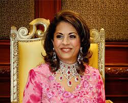 Born on 12 september 1951, she is originally of persian and pakistani descent. Sultanah Kalsom