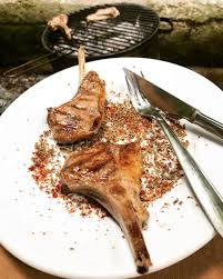 Mangal için et alırken kırmızı et seçiminizde dananın sırt tarafını tercih edebilirsiniz. Uludag Yolunda Fasil Esliginde Ziyafet Cam Et Mangal Keyfiyle Bursa Restaurants