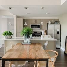 Wohnzimmer modern einrichten ideen avec wohnzimmer mit offener kuche et flickr 15992489368 8472e13d90 o 23 wohnzimmer mit offener kuche sur la cat gorie home deko ideen. Lampe Aus Altholz Sorgt Fur Indirektes Licht Beso In 2021 Offene Kuche Wohnzimmer Kuche Und Wohnzimmer Offene Kuche Und Wohnzimmer