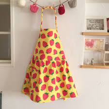 型紙なし 着脱簡単 可愛いイチゴのキッズエプロンの作り方 ソーイング 編み物 手芸 ソーイング アトリエ キッズエプロン 子供エプロン 作り方 エプロン