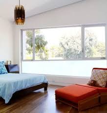 Karena ruangan sederhana pun bisa menjadi indah jika dipoles dengan penataan dan desain yang tepat. 22 Inspirasi Jendela Minimalis Cantik Nan Artistik Happy Living