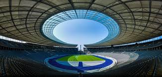 Lassen sie sich in sevillas gigantischem olympiastadion von der nervenaufreibende spannung bei wettkämpfen der spitzensportler anstecken. 5vx275w0e912 M