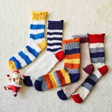 ぐるぐる編みでハンドウォーマーも靴下もできちゃう オーバルニットルームアレンジ次第でこんなカラフルな靴下も作れます 商品に毛糸は付属しません 靴下 クリスマス 手作り 編み物 編み