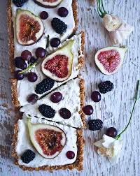 Une recette de figues fraiches farcies avec un mélange fromage de chèvre et de yaourt de brebis à déguster avec un filet de miel. Tarte Aux Figues Fraiches En 6 Idees Faciles Pour Clore Un Repas Copieux
