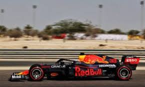 Imagem mostra pneus de hamilton em mau estado no gp do bahrein. Ectimrreqjkvm