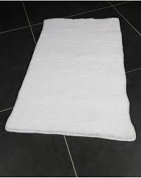 Retrouvez dans notre gamme, des tapis de bains uniques que vous ne trouverez nulle part ailleurs. Tapis De Bain Blanc En Microfibre Manavai Memory Mesh Espace Bain