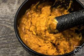Rouille A L œuf Piler Au Mortier Les Pommes De Terre L œuf L Ail Recette Pomme De Terre Pomme De Terre Pomme