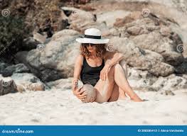 Femme à La Mode Attirante Samusant Sur La Plage Avec La Noix De Coco Image  stock - Image du plage, modèle: 208285413