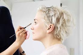 Abstecher in die Maske, wo Hausfotografin Sandra Then die Schauspielerinnen Lisa  Stiegler und Annalisa Derossi letzte Woche kurz vor der Generalprobe von  LEONCE UND LENA (Inszenierung: Thom Luz) besucht hat. 👉 Für