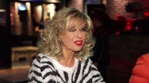 Bonnie heeft met haar hese stem menig mannenhart op hol weten te brengen. Bonnie St Claire Viert Haar 70ste Verjaardag In De Praam Youtube