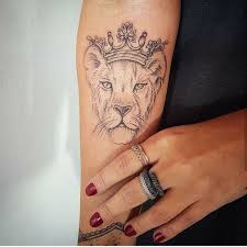 Believe word with bird tattoo on girly finger. 10 Lowin Tattoo Ideen Lowin Tattoo Lowen Tatowierung Lowe Tattoo Design