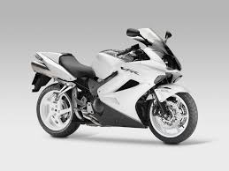 The 20013 vfr800f retains the amazing character of the older models, its acclaimed vtec engine and all the sporty mojo. Motorrad Vergleich Honda Vfr 800 F 2005 Vs Honda Vfr 800 F 2013