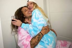 Victor ferreira, o vitão, é o novo queridinho da música brasileira. Vitao Se Pronuncia Apos Polemicas Por Namoro Com Luisa Sonza Entretenimento R7 Famosos E Tv