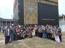 Fatimah az zahra di bangun pada tahun 2013 tepatnya di daerah gununpati, semarang dan dibuka untuk umum sebagai tempat wisata religi pada tahun 2014. Alon Alon Ning Yo Rider Wisata Religi Ke Firdaus Fatimah Zahra Semarang