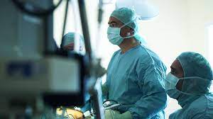 Erst seit kurzer zeit werden unkomplizierte blinddarmentzündungen bei erwachsenen manchmal auch mit antibiotika behandelt. Blinddarmentzundung Wann Muss Der Wurmfortsatz Raus Gesundheit Br Fernsehen Fernsehen Br De