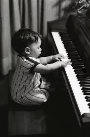 Chat de bande dessinée jouant un piano noir blanc et. Pretty Sure There Is A Picture Or Three Of Me Like This At That Age Noir Et Blanc Belle Photo Photo Noir Et Blanc