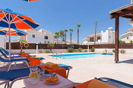 Schon im sommer 2020 hatte rewe im hintergrund billa und merkur in einer organisation, der billa merkur österreich (bmö), zusammengefasst, bis zu 250 jobs wurden. Vxilcvdpng5qzm