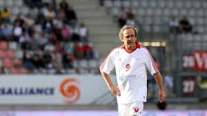 El exvolante de la selección francesa lamentó el fallecimiento de quien fuera su rival en los años 80 en la liga italiana y criticó a su entorno por no ayudarlo a recuperarse. Michel Platini Et Le Varietes Club De France Attendus A Velaine En Haye En Septembre Pour Un Hommage A Aldo Platini