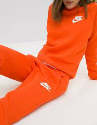 Although the dunk silhouette is as popular as they come with men, one thing that has helped demand for the silhouette is that the sneaker features. Jogging Orange Nike 818541