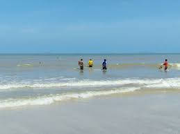 Kampung air papan, berkoordinat 2°30′59.26″n 103°50′5.6″e / 2.5164611°n 103.834889°e, merupakan sebuah pantai yang terletak di kampung air papan, mersing, johor, malaysia. 4 Sekeluarga Hanyut