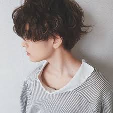 丸顔さんに似合う 小顔に見せる 前髪ありショートヘア の髪型をご紹介 folk ヘアスタイル パーマ 小顔 ヘアスタイル