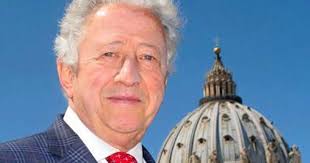 Así es Antonio Pelayo, el portavoz del Vaticano en España: periodista,  sacerdote y corresponsal con llamativos gustos por el cine