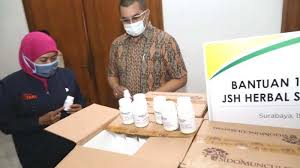 Sido Muncul Serahkan Bantuan 1 500 Botol Herbal Jsh Kepada Pemprov Jatim Untuk Penanganan Covid 19 Surya
