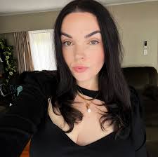 Alana May's Instagram, Twitter & Facebook