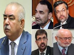 پدرش شاه‌پسند نام داشت و بنابر برخی گزارش‌ها در جوانی کارمند یک شرکت حمل‌ونقل. Ø§Ø´Ø±Ù ØºÙ†ÛŒ Ú†Ù‡ Ú©Ø³ÛŒ Ø±Ø§ Ø¨Ù‡ Ø¬Ø§ÛŒ Ø¯ÙˆØ³Øª Ù… Ø§Ù†ØªØ®Ø§Ø¨ Ù…ÛŒ Ú©Ù†Ø¯ Ø®Ø¨Ø±Ú¯Ø²Ø§Ø±ÛŒ Ø´ÛŒØ¹ÛŒØ§Ù† Ø§ÙØºØ§Ù†Ø³ØªØ§Ù† Afghanistan Shia News Agency