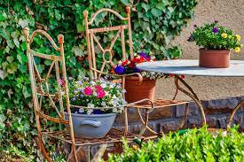 Ein sitzplatz auf natursteinpflaster mit einem kirschbaum der schat. Gartengestaltung Aufteilung Worauf Sollte Man Achten