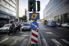 Έργα ασφαλτόστρωσης, καθώς και ένα τροχαίο ατύχημα με υλικές ζημιές, έχουν προκαλέσει τεράστιες καθυστερήσεις το πρωί της πέμπτης. El Ay3hmenh Kinhsh Stoys Dromoys
