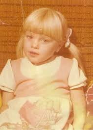 Goodevening to all! This is me as a little girl, unfortunately, 1 pic has  had an accident 🥺. Could you try to repair pls? (As a guidance, i was  smiling showing my