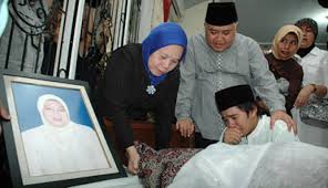 Din syamsudin dalam sambutannya mengatakan, kapal besar indonesia telah goyang dan hampir untuk itu perlu gerakan menyelamatkan indonesia, yang berarti menyelamatkan jutaan keluarga. Din Syamsuddin Minta Diberi Ketabahan Nasional Tempo Co