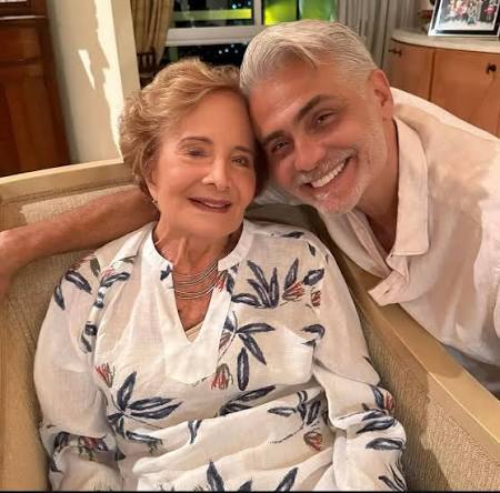 Glória Menezes estava ao lado do filho Tarcísio Filho quando morreu nesta  terça-feira (18/8), aos 91 anos, em seu apartamento no Rio de Janeiro. . A  informação foi confirmada por Tadeu Lima,