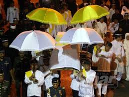 Encik long binti esah, encik puan. Bumi Pahang Hiba Sambut Kepulangan Jenazah Almarhum Sultan Ahmad Shah